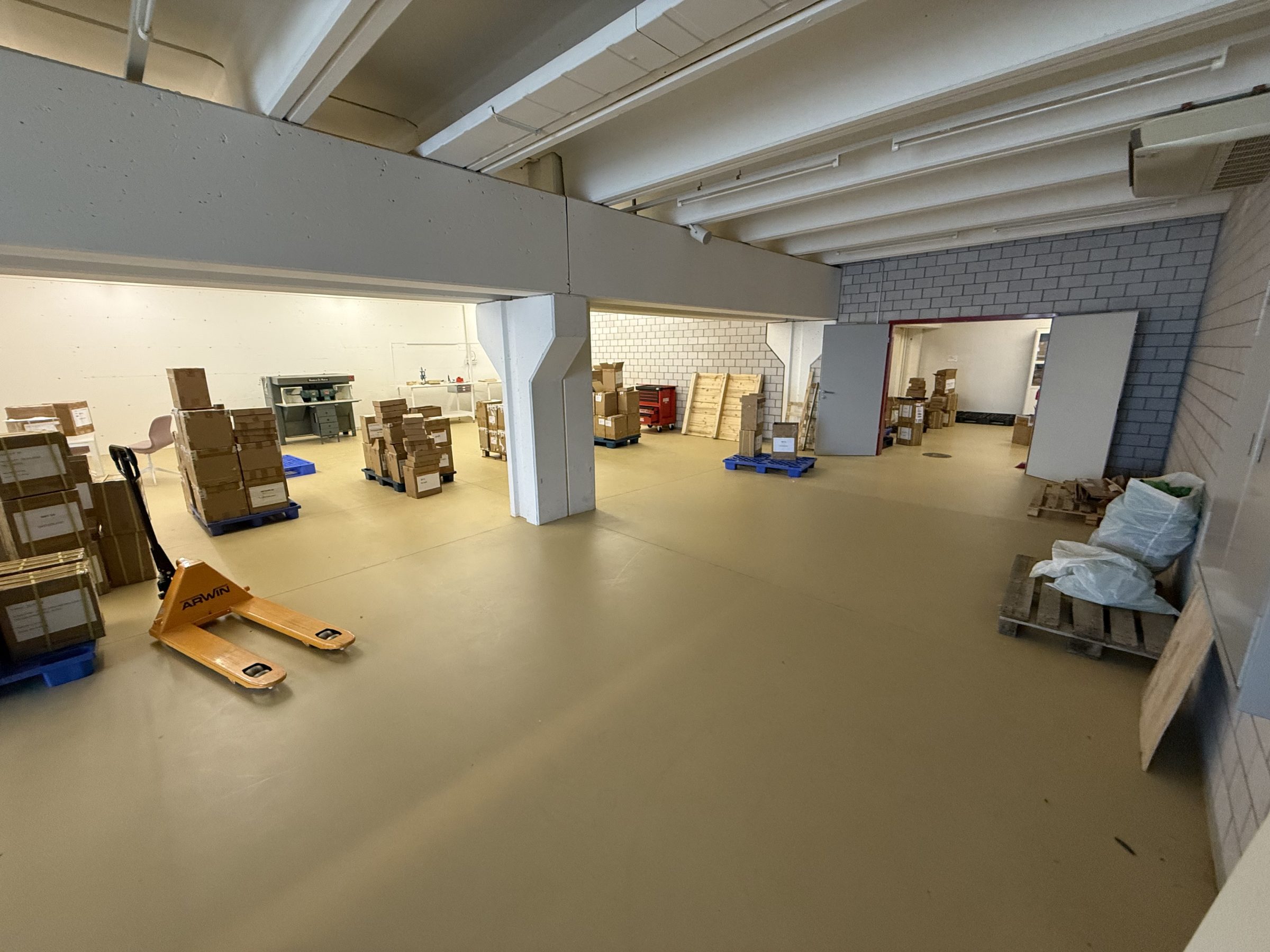 Mendrisio affittiamo ampio stabile commerciale/artigianale con ristorante